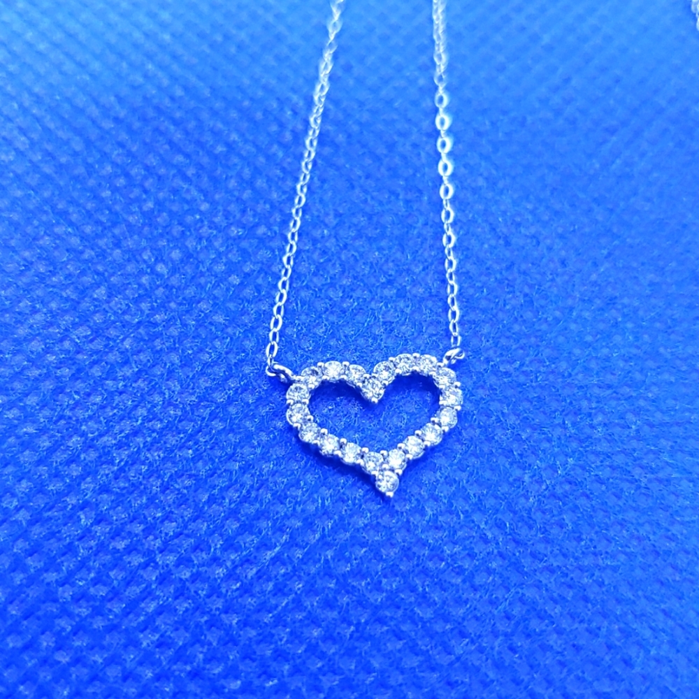 14k white gold diamond heart necklace
